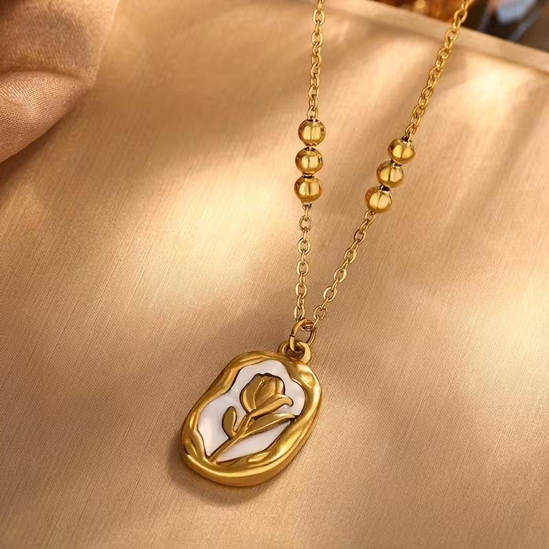 collier géométrique rose rétro