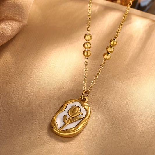 collier géométrique rose rétro